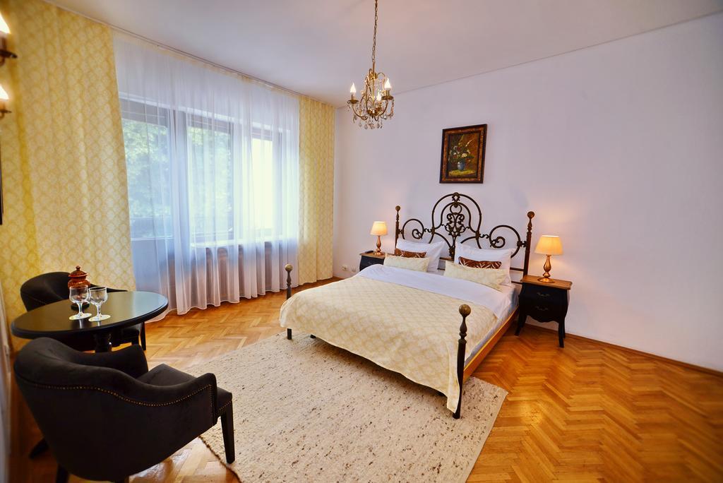 ホテル Casa Negustorului デヴァ エクステリア 写真