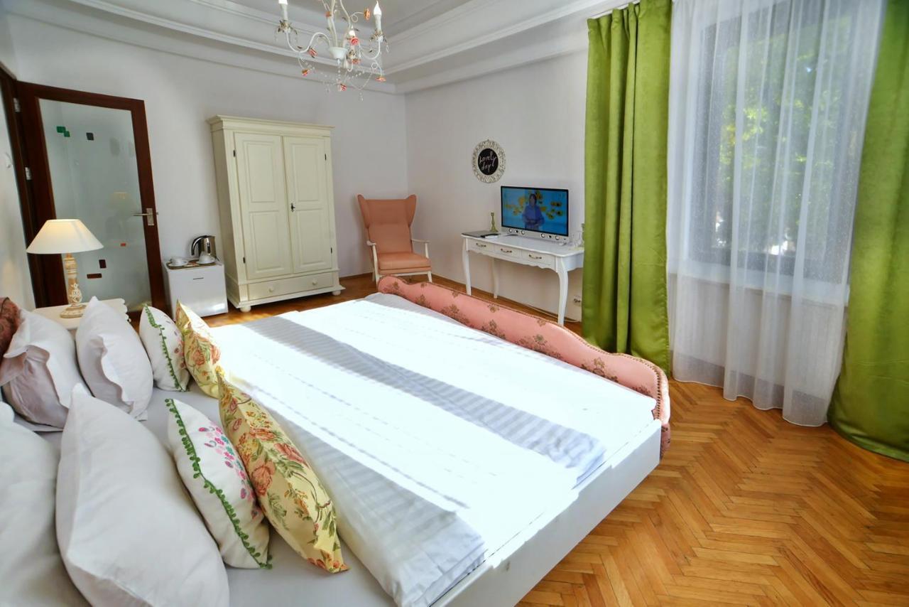 ホテル Casa Negustorului デヴァ エクステリア 写真