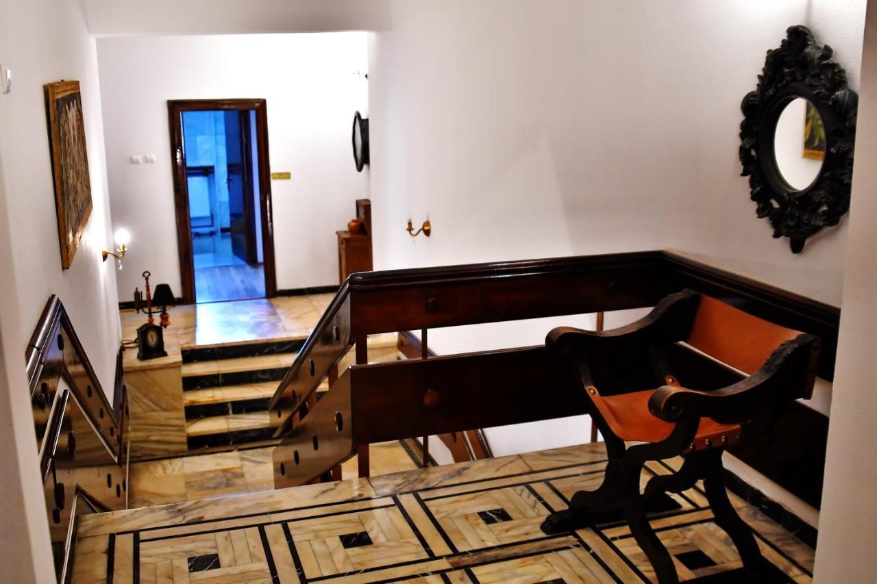 ホテル Casa Negustorului デヴァ エクステリア 写真